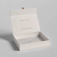 Boîte cadeau rigide de luxe à fermeture magnétique, pliable, en carton ondulé avec insert en mousse et gaufrage pour cosmétiques