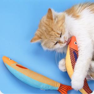 Giocattoli per Gatti a Forma di Pesce con Campanello e Erba Gatta Inclusi, Vendita all'Ingrosso dal Produttore, Giocattoli con Erba Gatta per Cani di Piccola Taglia in Stock - Product Image 5
