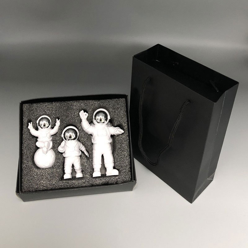 Pequeña caja de regalo plateada de tres piezas.