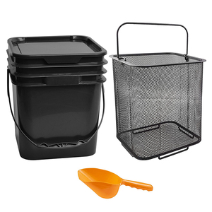Secchio Quadrato in <span class=keywords><strong>Plastica</strong></span> Nera Resistente da 17L con Coperchio, Cestello in Rete Metallica e Set di Paletta in <span class=keywords><strong>Plastica</strong></span> per Stoccaggio e Pulizia - Product Image 1