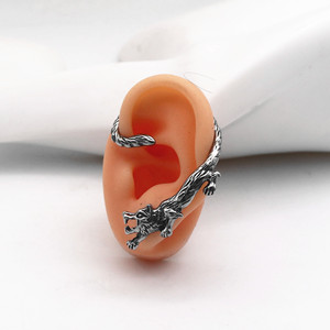 Yunnique – boucles d'oreilles en acier titane avec motif loup pour hommes et femmes, bijoux de fête à la mode - Product Image 2