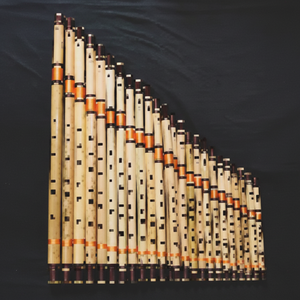 Colección de flautas de bambú de diferentes tamaños con anillos naranjas y marrones, gran inventario para escuelas de música, a precios mayoristas. - Product Image 1