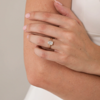 Bague de fiançailles solitaire à quatre griffes en or massif 14K/18K avec diamant de laboratoire émeraude 2 carats à tige fendue, certifiée IGI CVD/HPHT, personnalisable