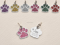 Étiquette d'identification de chien en métal gravée au laser personnalisée patte mignonne scintillante bling paillettes étiquette de nom d'animal de compagnie bijoux de noël composants de résultats