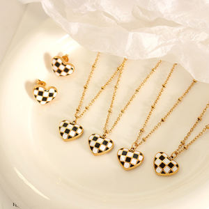 طقم قلادة دلاية للنساء من داينتي, طقم قلادة دلاية على شكل قلب من الصلب المقاوم للصدأ باللون الأبيض والأسود مطلي بالذهب عيار 18k من داينتي - Product Image 2