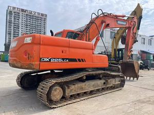 Excavadora de cadenas usada DOOSAN DX225LCA de 22 toneladas para trabajos pesados, con motor y caja de cambios, ideal para terraplenes comerciales complejos y estabilización de terrenos. - Product Image 2