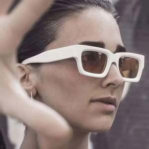 Gafas de Sol Rectangulares Estilo Ojo de Gato Retro Clásicas 2025 con Logotipo Personalizado, Protección UV400, Gafas de Sol Cuadradas Punk para Hombre y Mujer - Product Image 2