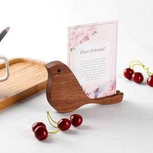 Porta tarjetas de madera con forma de pájaro, madera de haya y nogal negro, organizador de escritorio moderno y sencillo para notas, postales y mensajes - Product Image 2
