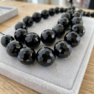 Perles d'onyx noir facettées rondes Sejal Creation - Product Image 3