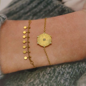 Bracelet tendance plaqué or à double chaîne avec breloques, bracelets superposables - Product Image 3