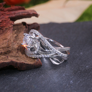 Anello da Donna in Rame con Foglie Intrecciate e Zirconi Incastonati, Gioiello da Mano per Uso Quotidiano - Product Image 6