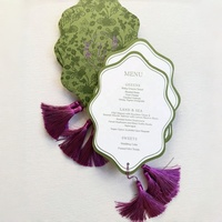 Undangan Pernikahan Berlapis dengan Kartu Menu Kertas Foil Emas Custom, Huruf Bunga Bergelombang Mewah, Rumbai Sutra, dan Desain Die-cut