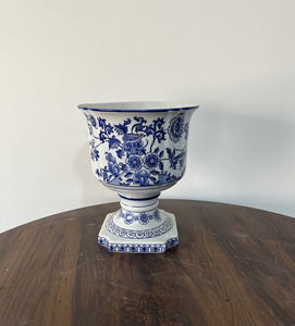 Vase Oriental en Porcelaine avec Décoration de Feuille de Fleur Bleu Cobalt Style Art Déco pour Chambre à Coucher Design Simple en Céramique - Product Image 1