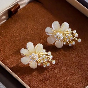Pendientes de Plata S925 con Aguja de Plata, Diseño de Flor Acrílica, Temperamento Súper Femenino, Lujo de Alta Gama, Estilo Ligero y Exclusivo, con Perlas - Product Image 6