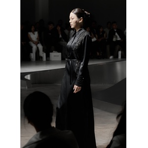 Nouvelles Robes Élégantes en Gros : Robe de Soirée Ornée avec Panneaux en Dentelle Transparente, Longue et Décontractée - Product Image 4