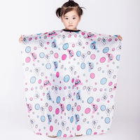 Cape de barbier écologique à motif de dessin animé pour enfants Cape de coiffure antiadhésive imperméable pour salon de coiffure pour enfants