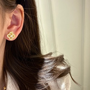 Pendientes de Plata de Ley S925 con Cruz y Diamantes, Diseño Exquisito de Flor de Cuatro Hojas China, Joyería de Diamantes Versátil y de Nicho - Product Image 1