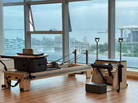 Machine de Pilates Reformer Professionnelle en Bois de Chêne Massif, Réglable sur Toute la Longueur, Portable, pour la Santé, Usage Commercial en Salle de Sport et Studio de Fitness