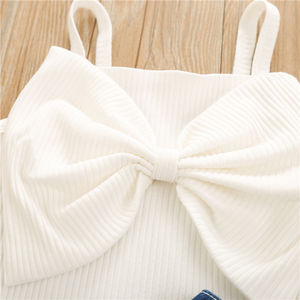Vêtements de boutique pour enfants en gros : Ensembles deux pièces pour petites filles, comprenant un haut blanc à bretelles avec grand nœud et un short en jean - Product Image 4