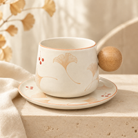 Ensemble tasse à café et soucoupe en porcelaine Ginkgo 325 ml avec poignée en bois, motif feuille et baies, emballé en coffret cadeau, sans BPA, sans danger pour les aliments, vaisselle élégante