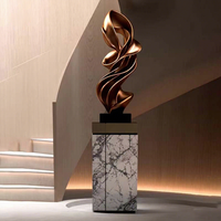 Sculpture d'art métallique torsadée abstraite, finition cuivre moderne, ornement personnalisé pour hôtel intérieur