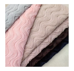 Tela de poliéster 100 reciclada, tela ondulada en relieve de piel de conejo para ropa, manta de invierno Textie para el hogar de otoño - Product Image 1