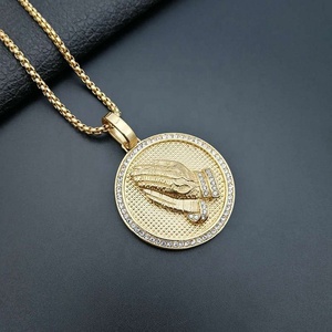 Joyería religiosa oración 316L Acero inoxidable chapado en oro cristal con incrustaciones <span class=keywords><strong>de</strong></span> manos rezando COLLAR COLGANTE para hombres - Product Image 2