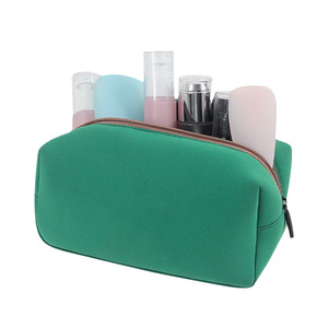 Sac de maquillage pliable de voyage imperméable à grande capacité avec fermeture éclair, logo personnalisé, lettres modernes, en néoprène pour femmes - Product Image 3