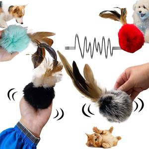 P.L.A.Y. Nettes Katzen spielzeug-Urlaub & Weihnachten Pelz Rassel Ball Katzen spielzeug Mit Feder Quietschendes Hühner spielzeug für Innen katzen - Product Image 2