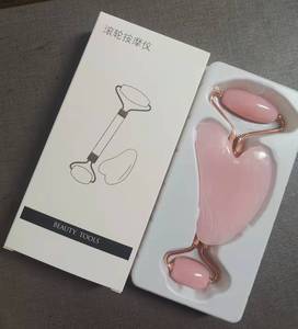 Rullo rosa di alta qualità massaggiatore viso rosa resina Gua Sha Set rosa Non giada rullo per il viso con scatola di imballaggio strumento di massaggio del collo - Product Image 2