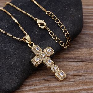 قلادة كريستال أنيقة بالجملة من QIKU، قلادة نحاسية مطلية بالذهب مع حجر الزركونيا، تصميم كلاسيكي فاخر مرصع بالأحجار الكريمة - Product Image 3