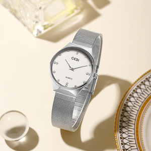 Montre élégante pour femme avec bracelet en maille – Design unique d'inspiration britannique – Nouvelle montre à quartz pour femme - Product Image 4