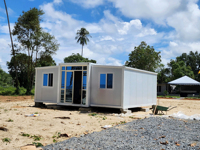 Portable petite maison unité de vie compacte avec cuisine salle de bain villa mobile design moderne avec de grandes fenêtres en verre concept ouvert