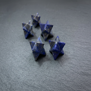 Ensemble de 7 étoiles Merkaba sculptées à la main en pierres précieuses, aux couleurs des chakras, en provenance du Gujarat, pour le Feng Shui et la méditation - Product Image 5