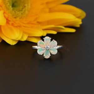 Anillo de Ópalo Etíope Natural con Diseño Floral, Anillo de Ópalo Arcoíris, Anillo de Ópalo para el Día de Nacimiento de Octubre, Regalo de Ópalo para Ella - Product Image 3