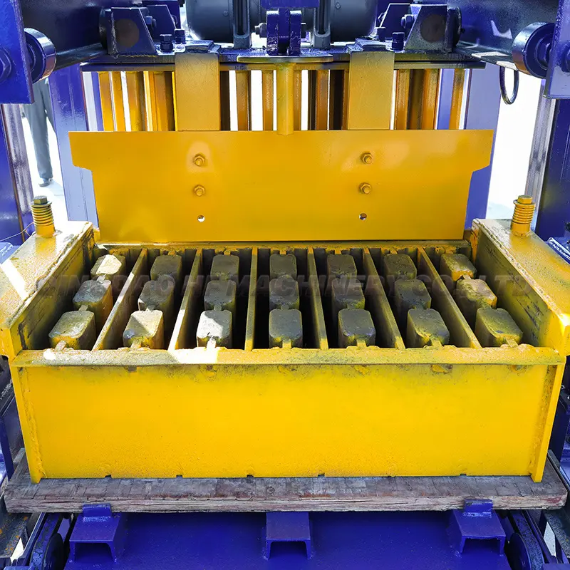 Machine d'empilage de blocs de béton QT4-26 automatique Palettiseur de briques Machine de fabrication de blocs Machine à cuber de blocs Machine à pompe à ciment