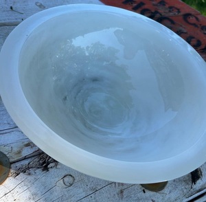 Grand bol en résine blanche pour la décoration intérieure Bol décoratif élégant et durable pour la table à manger ou l'affichage de la pièce maîtresse - Product Image 1