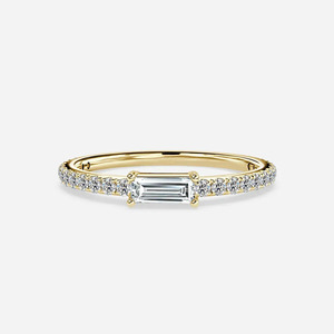Bague de fiançailles et de mariage pour femme en or blanc 18 carats avec diamant de laboratoire taille émeraude à quatre griffes et bande de diamants émeraude de 0,5 ct - Product Image 3