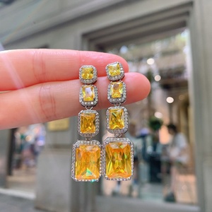 Boucles d'oreilles pendantes longues en cuivre plaqué argent, zircon blanc et jaune taille radiant, bijoux de mode écologiques pour un style rétro élégant - Product Image 3