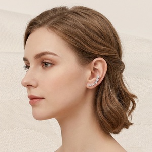 Clous <span class=keywords><strong>d</strong></span>'oreilles ronds minimalistes élégants en oxyde de zirconium avec verrouillage de sécurité, <span class=keywords><strong>bijoux</strong></span> de piercing miniatures plaqués rhodium pour hélix et lobe, cadeau pour filles - Product Image 1