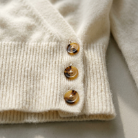 Pull en maille asymétrique à col en V pour femme, coupe ajustée, style cardigan, toucher cachemire, luxe discret