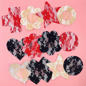 Grenz überschreitende Hochzeit Herzförmige Brust aufkleber Atmungsaktive durchscheinende Jacquard-Spitze Unsichtbare Einweg-Brustwarzen abdeckung - Product Image 1