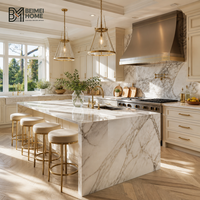 Meubles de cuisine BEIMEI American Step Down Shaker Cream, îlot cascade en marbre Arabescato, menuiseries sur mesure pour villa