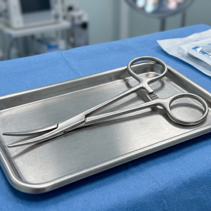 Pinza Hemostática Quirúrgica Bk Industries, Curva, con Puntas Finas Dentadas, Instrumento Manual de Acero Inoxidable, Certificación CE Clase II, 1 Año de Garantía - Product Image 6