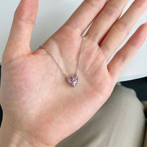 Collares Dylam Delicate para Mujer, Plata de Ley 925, Hipoalergénicos, Sin Níquel, Cadena de Eslabones, Colgante de Corazón Rosa con Circonita Cúbica 5A - Product Image 4