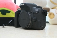 Appareil photo reflex numérique d'occasion EOS 77D 24,2 MP APS-C CMOS de milieu de gamme avec objectif zoom résolution 1080p et carte SD pour la photographie