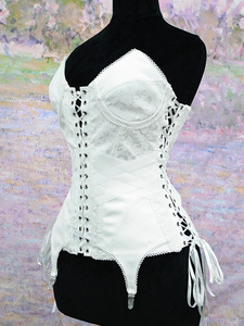 Corset élégant à bretelles et décolleté cœur, en jacquard, avec jarretière à lacets, haut sculptant la taille avec baleines, pour séance photo de lingerie de mariée - Product Image 3