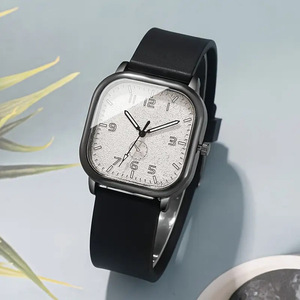 Reloj cuadrado personalizado creativo para hombre, venta al por mayor, reloj de cuarzo con correa de silicona retro a la moda para hombre - Product Image 1
