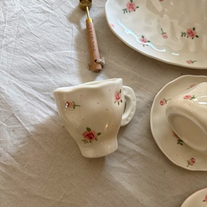 Juego de platos de cena de porcelana <span class=keywords><strong>blanca</strong></span> con diseño Floral hecho a mano europeo, Juego de vasos y platos bonitos <span class=keywords><strong>Vintage</strong></span>, <span class=keywords><strong>vajilla</strong></span> para boda - Product Image 4