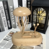 Sculpture en bois de méduse nageuse |   Décoration marine cinétique artisanale, accent décoratif sur le thème de l'océan, cadeau côtier unique